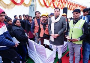 CM Dhami started blanket distribution campaign to registered workers.