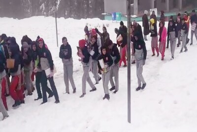 Board Exam & Snowfall- चमोली में बर्फबारी के बीच परीक्षा देने पहुंचे छात्र