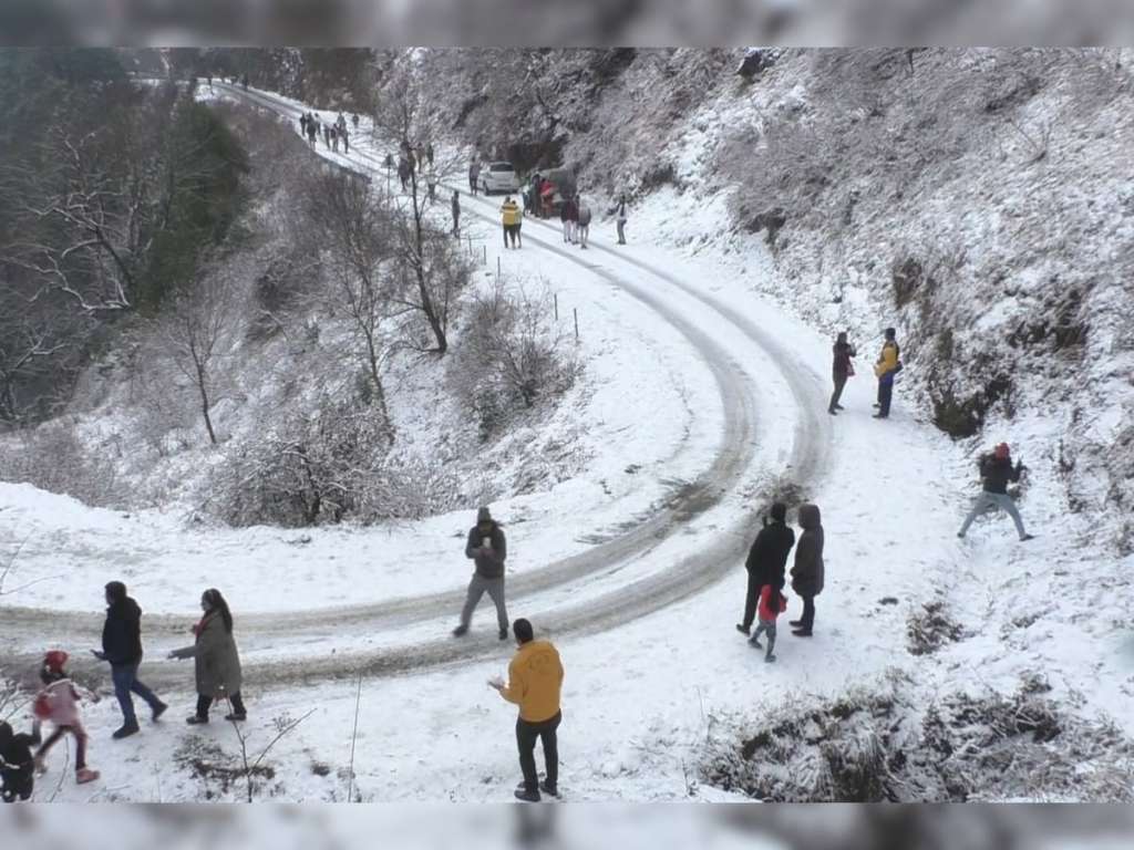 Snowfall in Nanital- पर्यटकों के लिए खुशखबरी, नैनीताल में शुरू हुई बर्फबारी