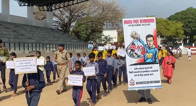 Doon Police Initiative- नन्हें हाथों को थाम उन्हें भिक्षावृत्ति से शिक्षा की ओर ले जाती दून पुलिस