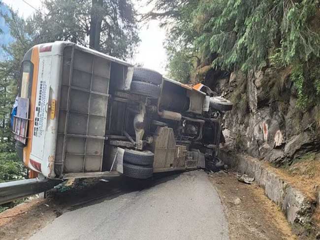Gangotri Highway Bus Accident- गंगोत्री हाईवे पर अनियंत्रित होकर पलटी बस, बाल-बाल बचे लोग