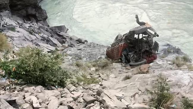 Devprayag Accident- गहरी खाई में गिरा ट्रक, हादसे में पति-पत्नी लापता,सर्च ऑपरेशन जारी