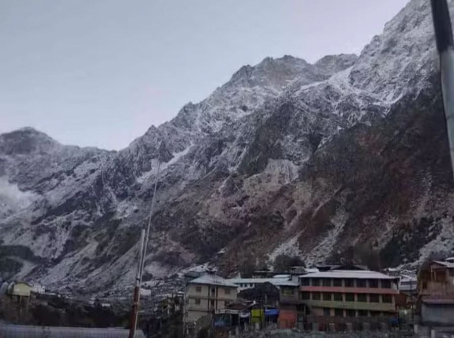 Snowfall in Badrianth- बदला मौसम…बदरीनाथ धाम में हुई सीजन की पहली बर्फबारी