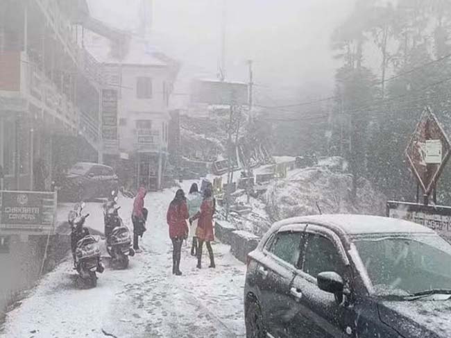 Snowfall in Chakrata- चकराता में सीजन की दूसरी बर्फबारी, पर्यटक रोमांचित