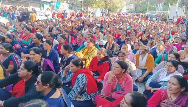 Anganwadi Workers- मानदेय बढ़ाने की मांग को लेकर मुख्यमंत्री आवास पहुंची आंगनबाड़ी कार्यकत्रियां
