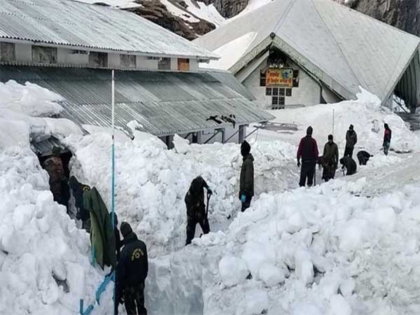 Hemkund Sahib- आस्था पथ से सेना ने हटाई बर्फ, 7 कुंतल गेंदे के फूलों से सजाया जाएगा गुरुद्वारा