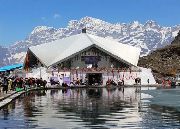 Hemkund Sahib Yatra- पंज प्यारों की अगुवाई में घांघरिया रवाना हुए तीर्थयात्री, कल खुलेंगे हेमकुंड साहिब के कपाट