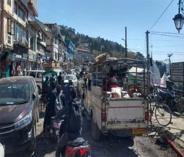 Jam in Mussoorie- अवैध पार्किंग बनी आफत, मसूरी की सड़कों पर जाम का जंजाल