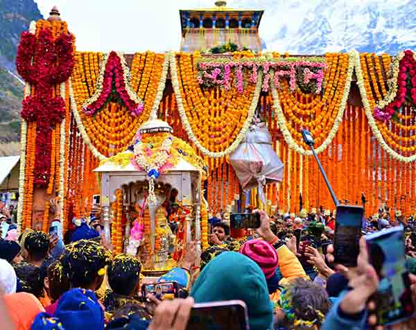 Kedarnath Dham Kapat Opening- पूर्ण विधि विधान से केदारनाथ मंदिर के कपाट भक्तों के दर्शनार्थ खुले