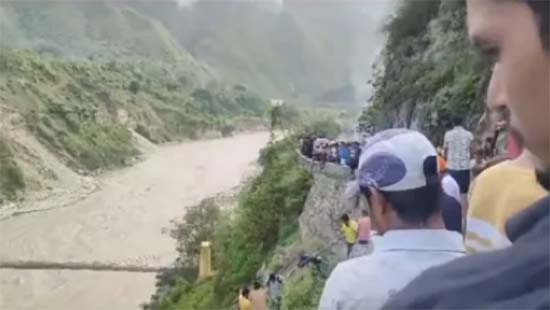 Rudraprayag Tempo Traveler Accident- रुद्रप्रयाग में बड़ा हादसा, अनियंत्रित टेंपो ट्रैवलर अलकनंदा नदी में गिरी, रेस्क्यू जारी