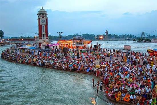 Ganga Dushera Snan- हरिद्वार में उमड़ी भारी भीड़, श्रद्धालुओं ने लगाई आस्था की डुबकी