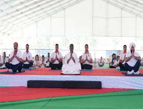 Yoga Diwas 2025- योग दिवस पर राष्ट्रपति मुर्मू ने देहरादून में किया योग, पूरे उत्तराखंड में दिखा उत्साह