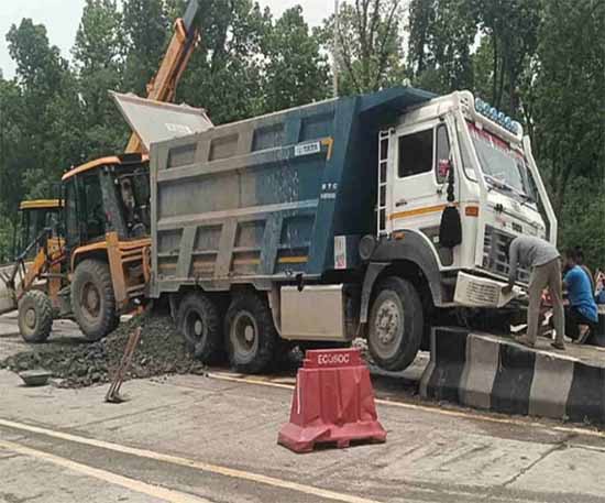 Doiwala Toll Plaza- ब्रेक फेल डंपर को चालक ने बैरिकेडिंग से टकराकर रोका