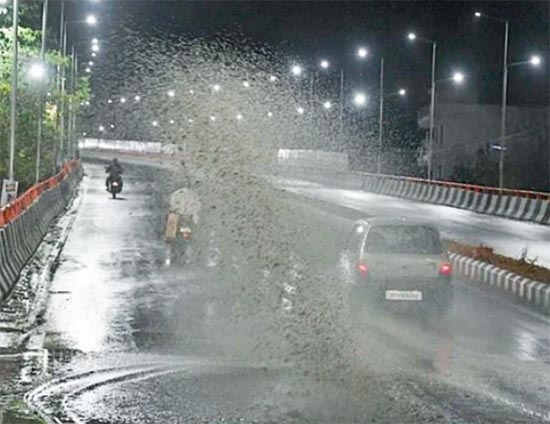 Uttarakhand Weather- उत्तराखंड में भारी बारिश का असर: 33 सड़कें बंद, आठ जिलों में बाढ़ की चेतावनी