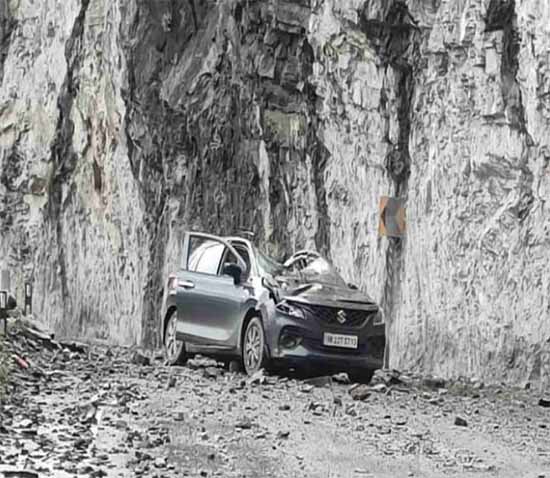 Patalganga Accident- बारिश के बाद चट्टान गिरने से महिला की मौत, दो घायल