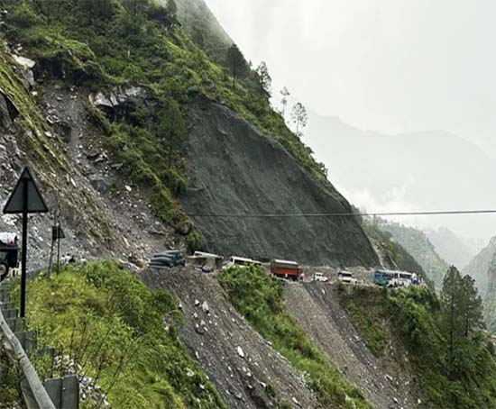 Chamoli Weather- बदरीनाथ हाईवे अवरुद्ध, केदारनाथ यात्रा रोकी गई