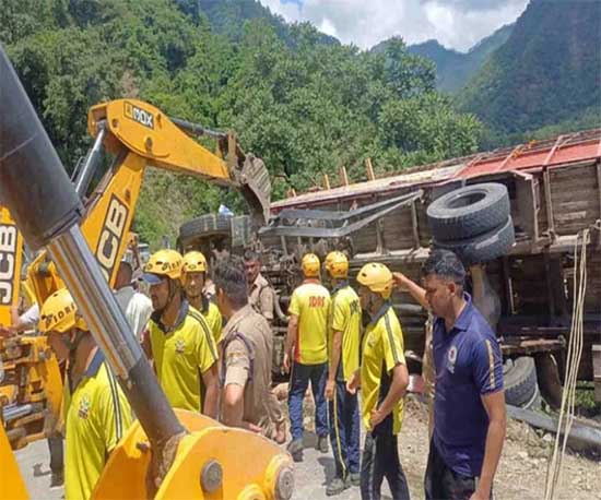 Kanwar Yatra 2025- टिहरी में कांवड़ यात्रियों से भरा ट्रक पलटा, तीन की मौत, 16 घायल