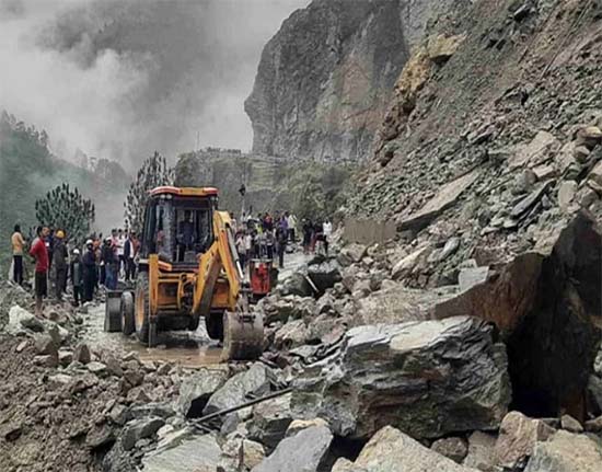 Umatta Landslide Badrinath- बदरीनाथ हाईवे पर उमट्टा में बढ़ता भूस्खलन, यातायात बाधित