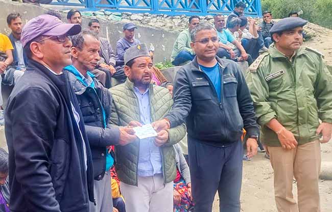 Uttarkashi Disaster- आपदा प्रभावितों के लिए सरकार का सहारा, राहत राशि पहुंची धराली