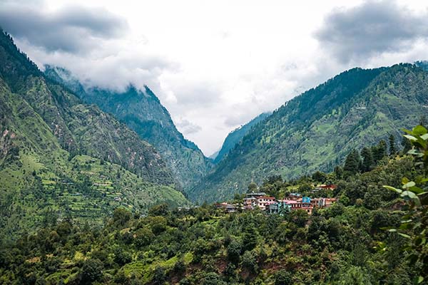 Uttarakhand Weather- पहाड़ों पर गिरी बर्फ, मैदानों में गिरी तापमान की सुई