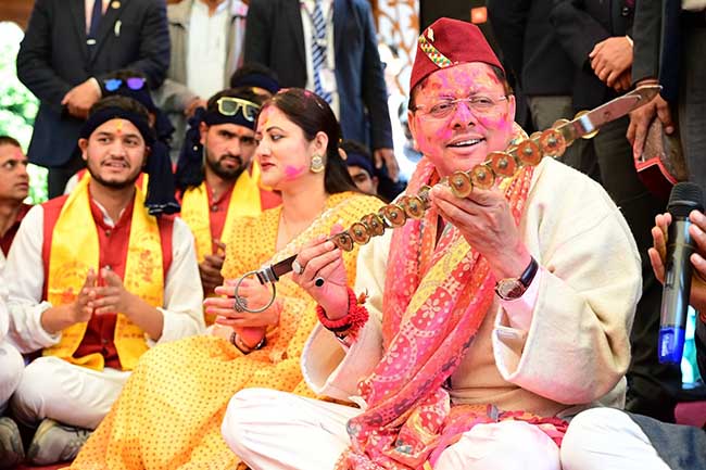 Holi Celebration- ढोल-मंजीरे की थाप पर झूमे सीएम धामी